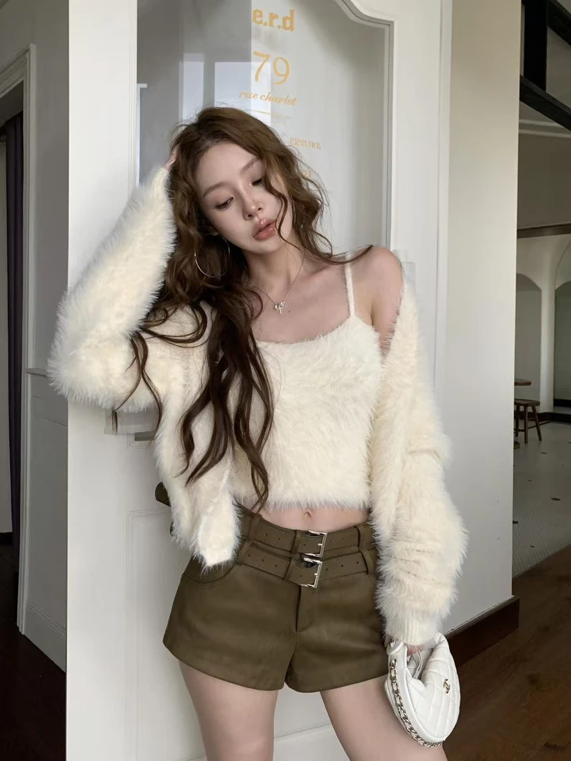 2026秋季新来辣妹风吊带背心长袖针织开衫女高腰百搭显瘦短裤套装