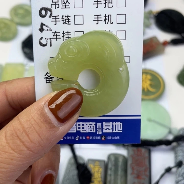 蛇纹石玉颈饰合金