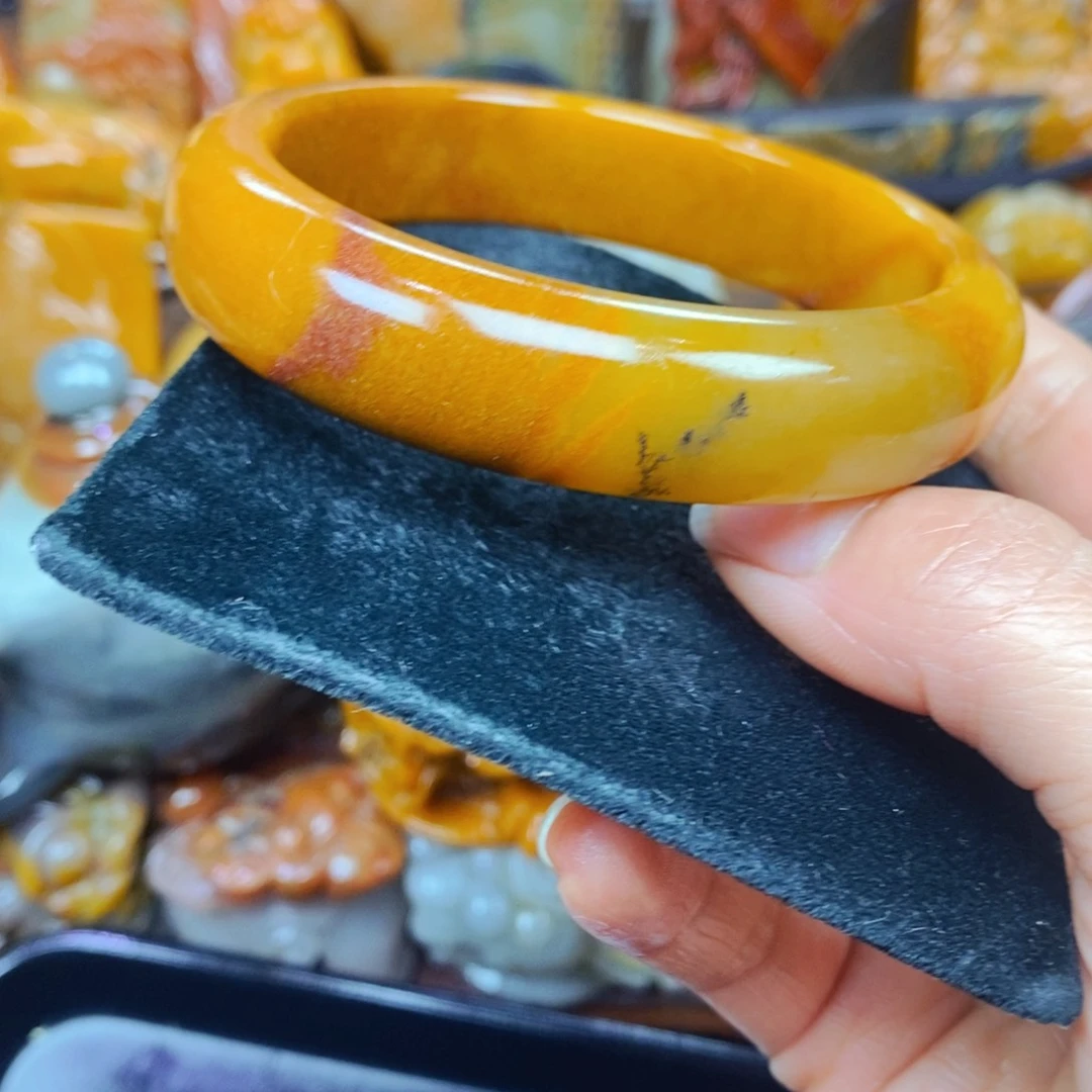 未镶嵌石英质玉（黄龙玉）颈饰