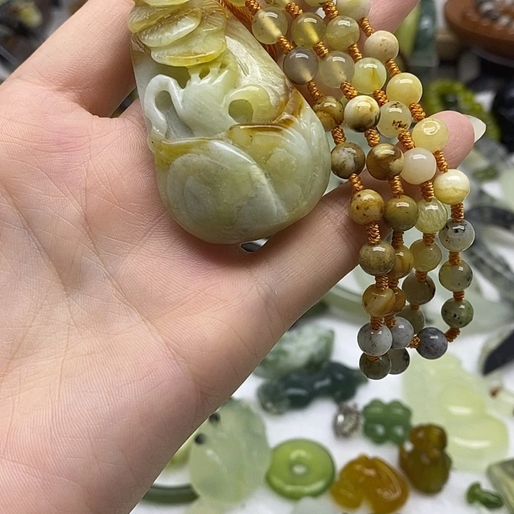 蛇纹石玉未镶嵌颈饰
