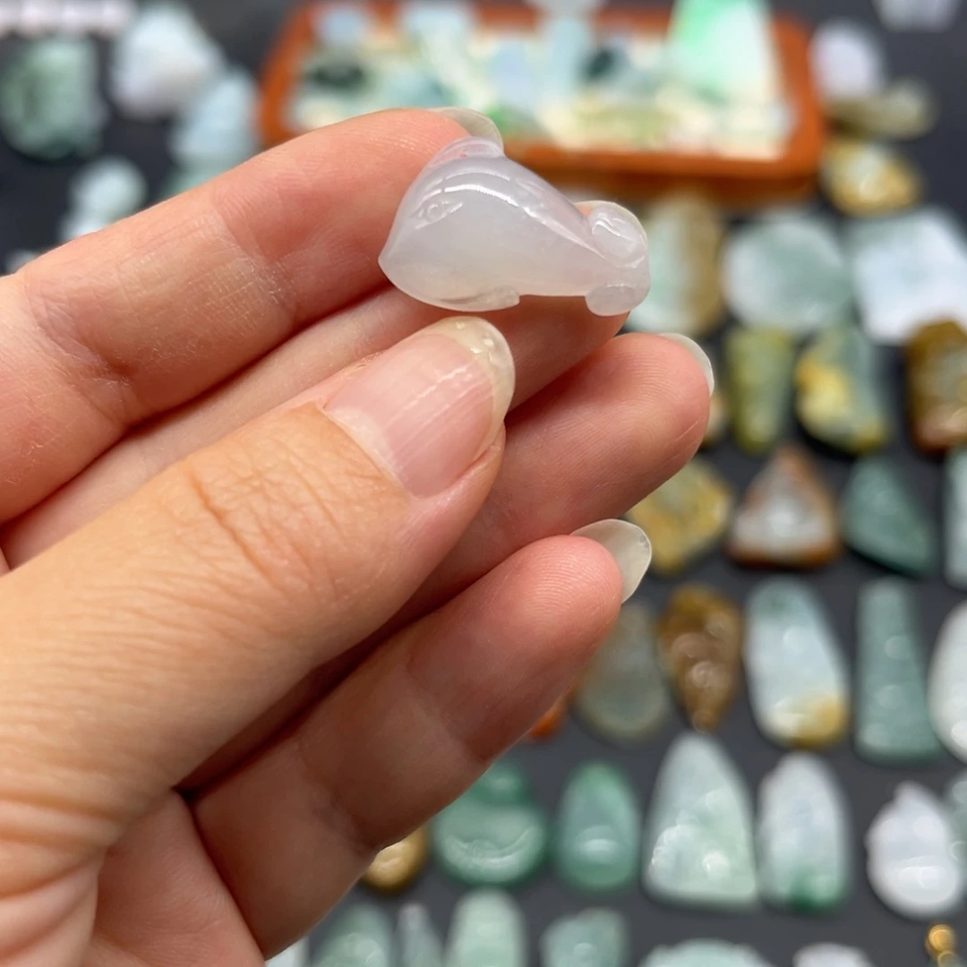 翡翠未镶嵌颈饰海豚