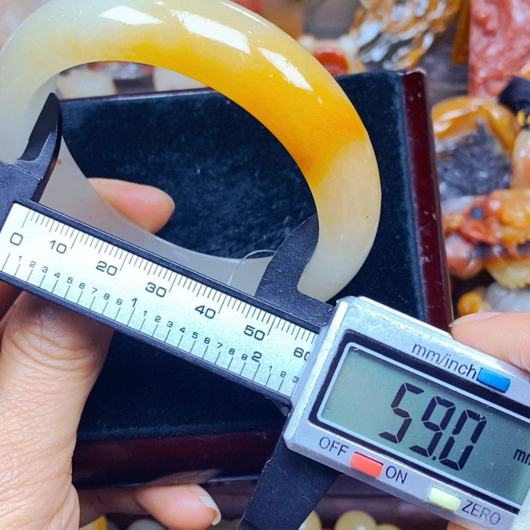 石英质玉（黄龙玉）未镶嵌颈饰