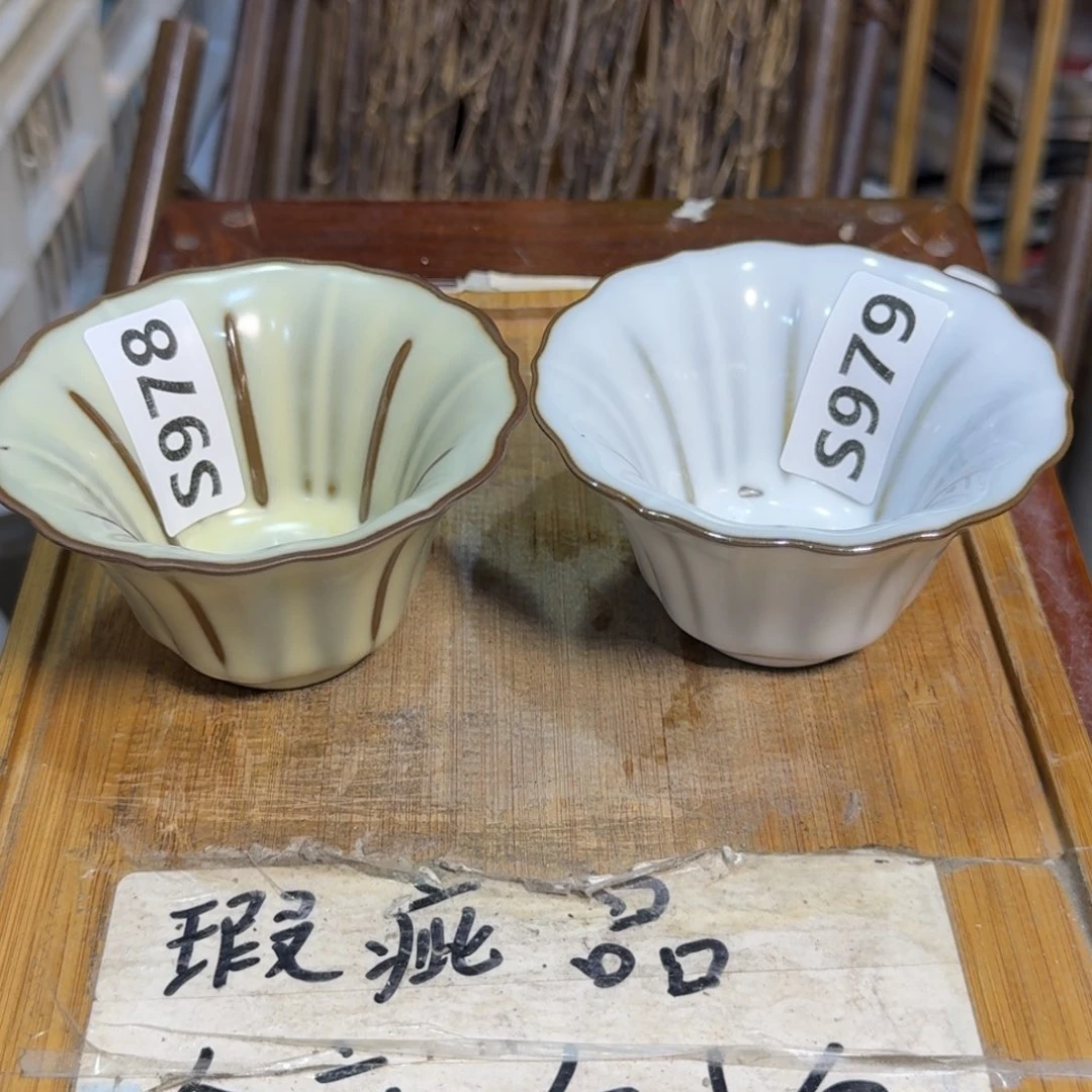 微瑕疵介意勿拍陶瓷器皿S967釉水瑕疵介意勿拍。无缺口