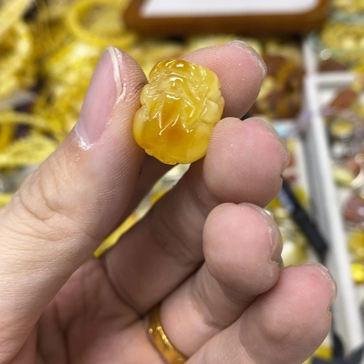 蜜蜡未镶嵌裸石吊坠