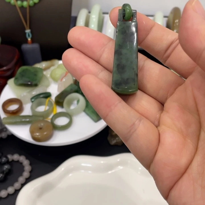 和田玉未镶嵌吊坠(不含链)乌兰海