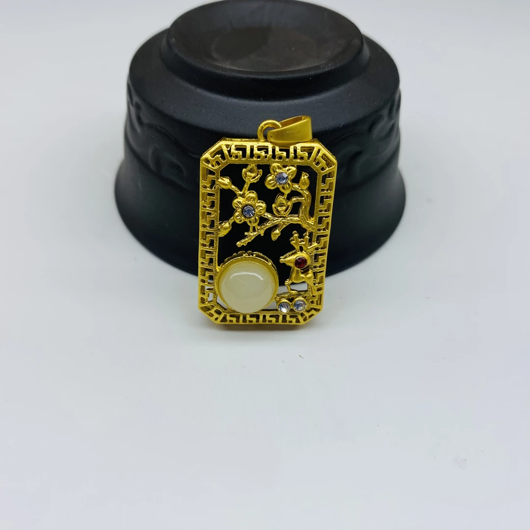 和田玉镂空合金吊坠