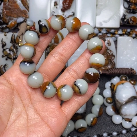 佳***。和田玉未镶嵌手串