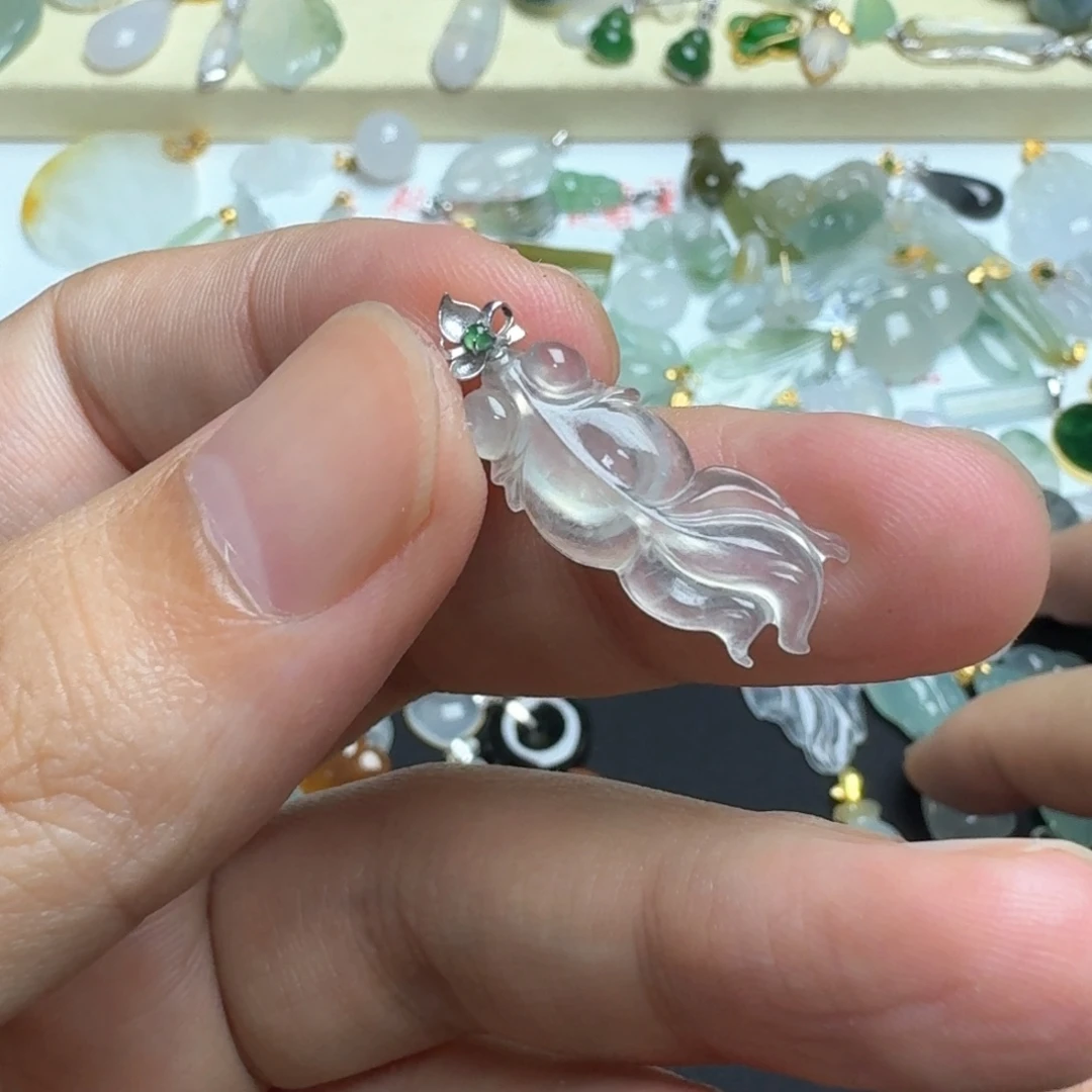 小****翡翠18K金镶嵌颈饰冰鱼