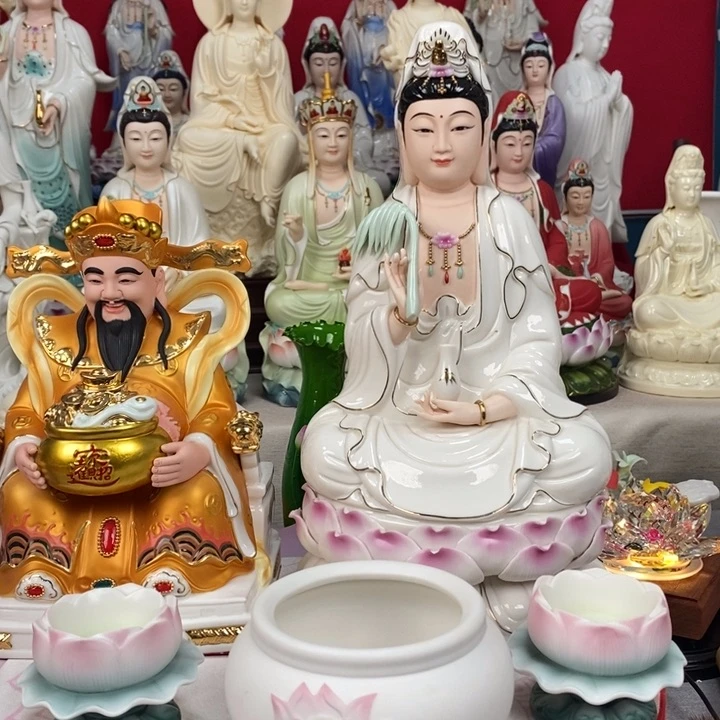 瓷片一尊14寸观音加一对烛台和香炉