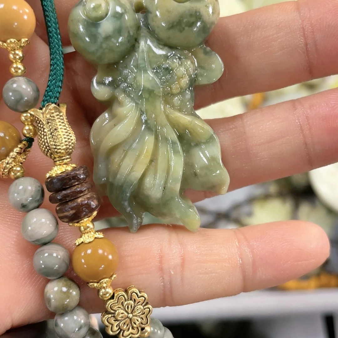 蛇纹石玉颈饰合金