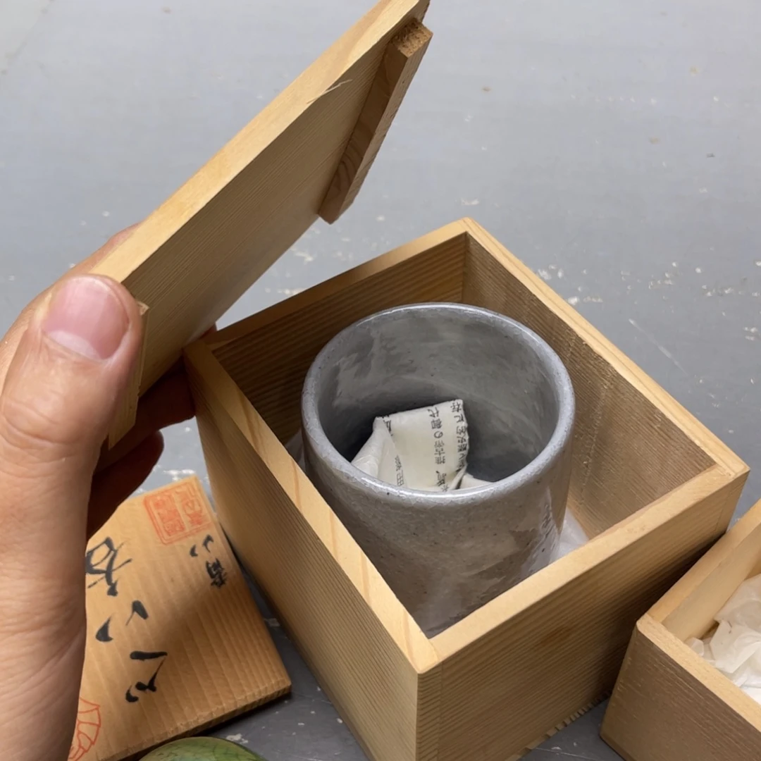 白***嘎瓷片密密麻麻地铺满