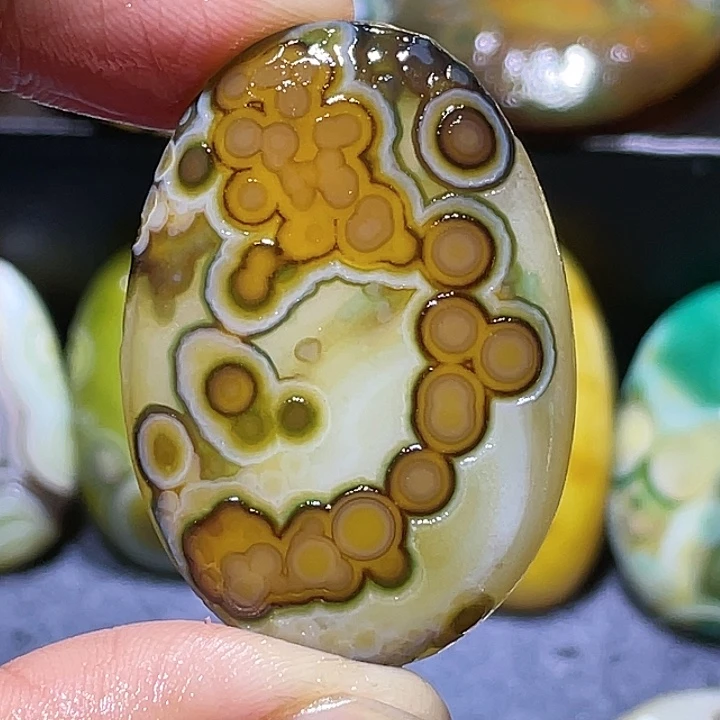 虫***子玛瑙/玉髓未镶嵌珠宝奇石