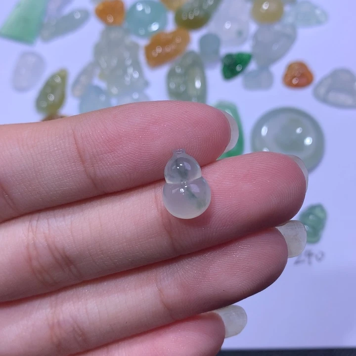 翡翠未镶嵌颈饰葫芦