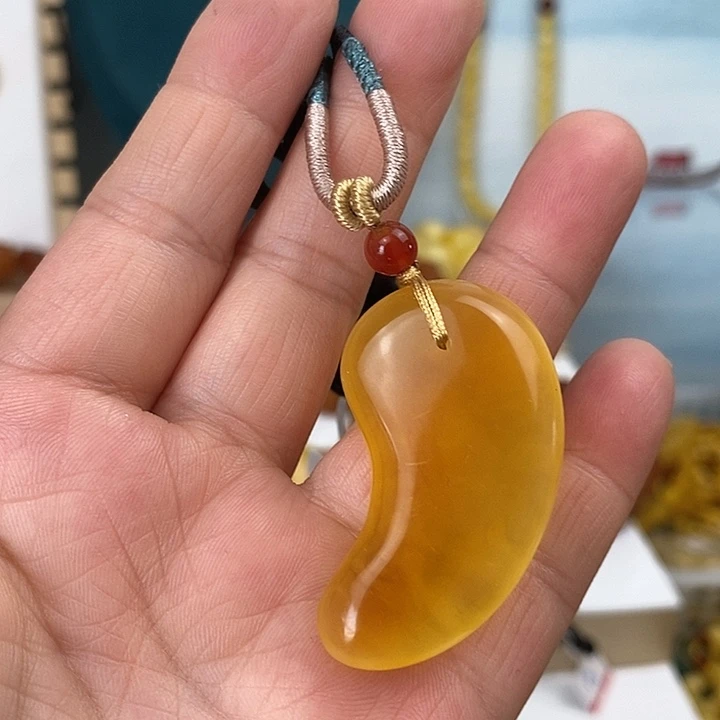 未镶嵌颈饰琥珀勾玉