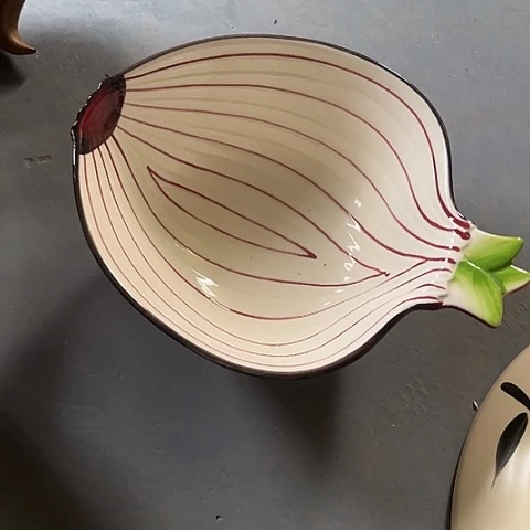 微瑕，不能明火，口径18高6，2个洋葱