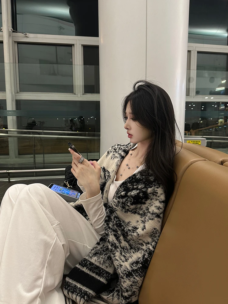 by onion 水墨黑白花纹围巾春秋季围脖女百搭高级感保暖斗篷披肩