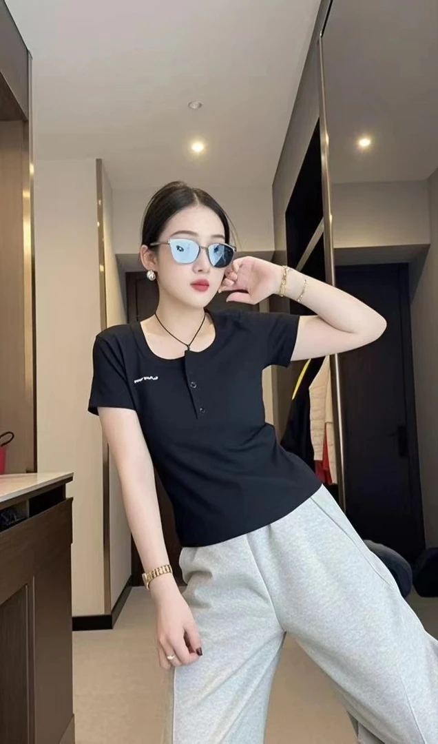 宜美多家 简约字母刺绣方领螺纹棉上衣822