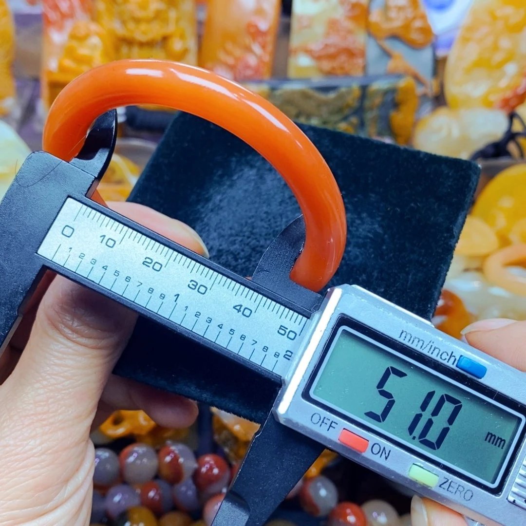 未镶嵌石英质玉（黄龙玉）颈饰