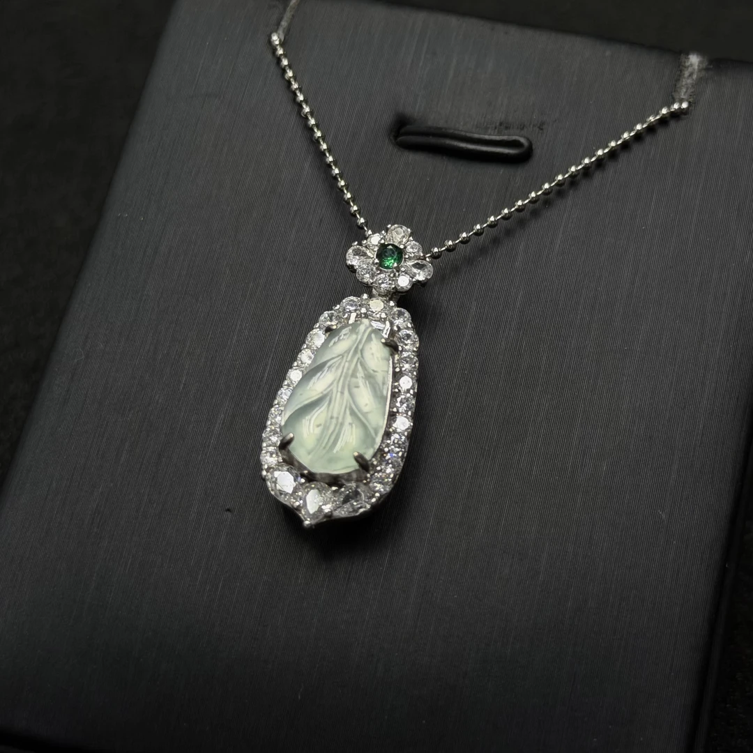 天然A货翡翠叶子吊坠-多样性发其一