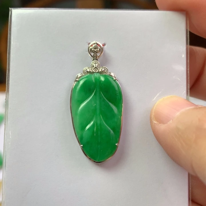翡翠18K金镶嵌颈饰翡翠吊坠