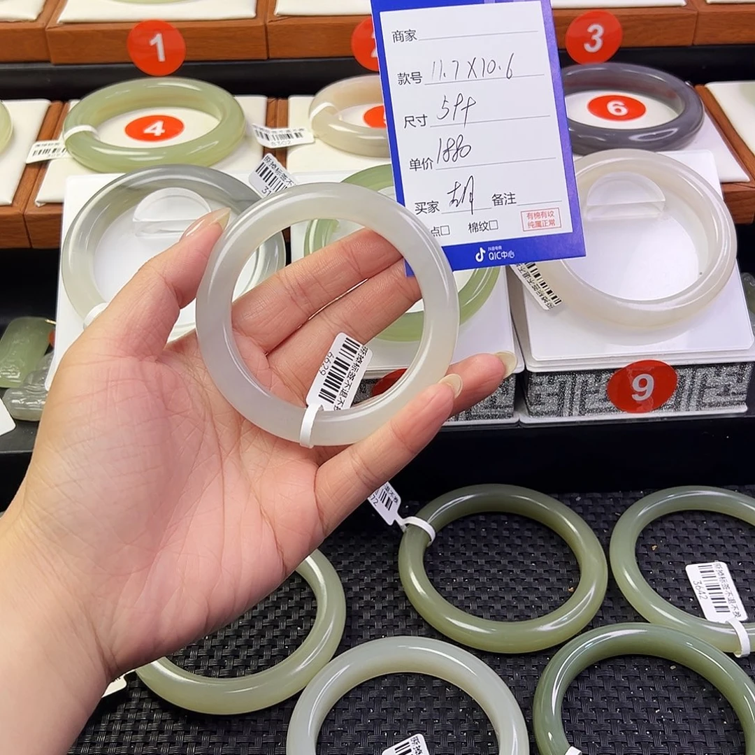 胡****和田玉未镶嵌手镯