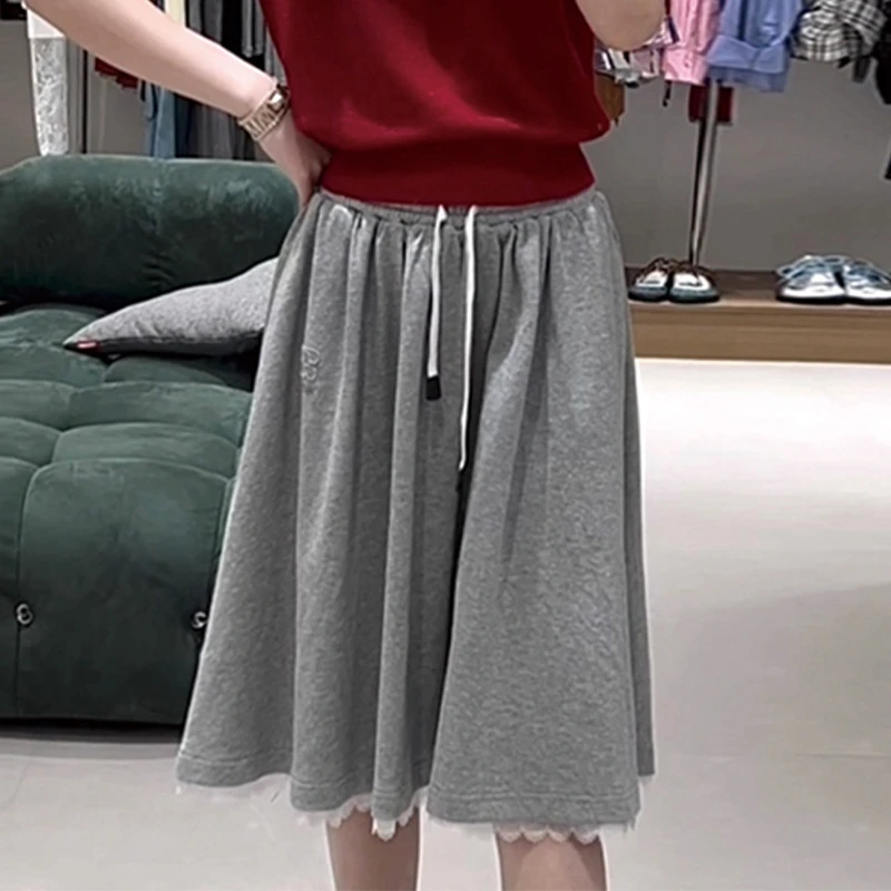 AVVENN2025春季新品设计师款拼接蕾丝中裙刺绣纯色裙子