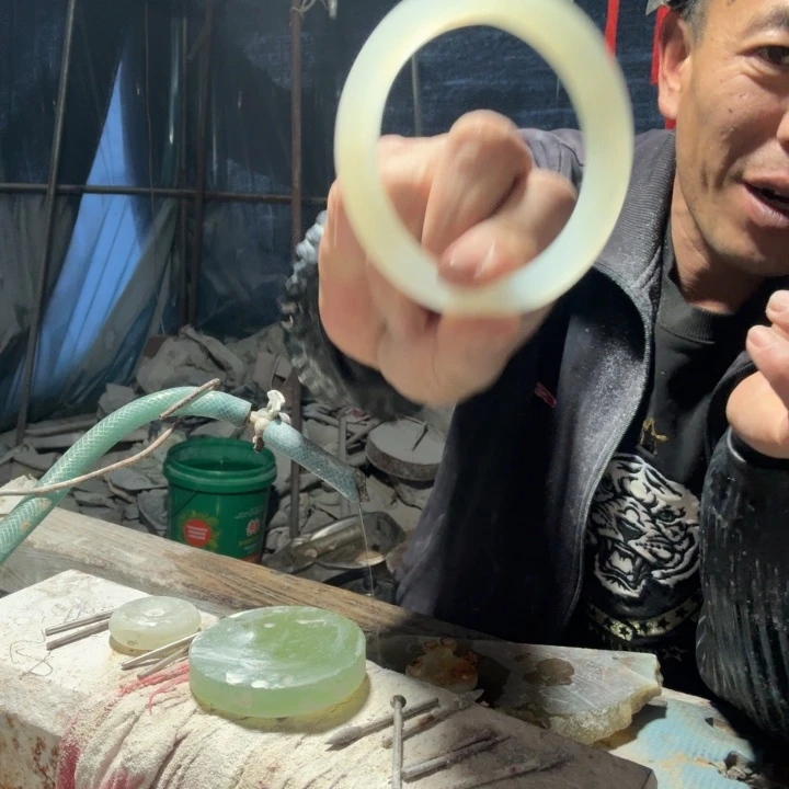 蛇纹石玉未镶嵌手镯