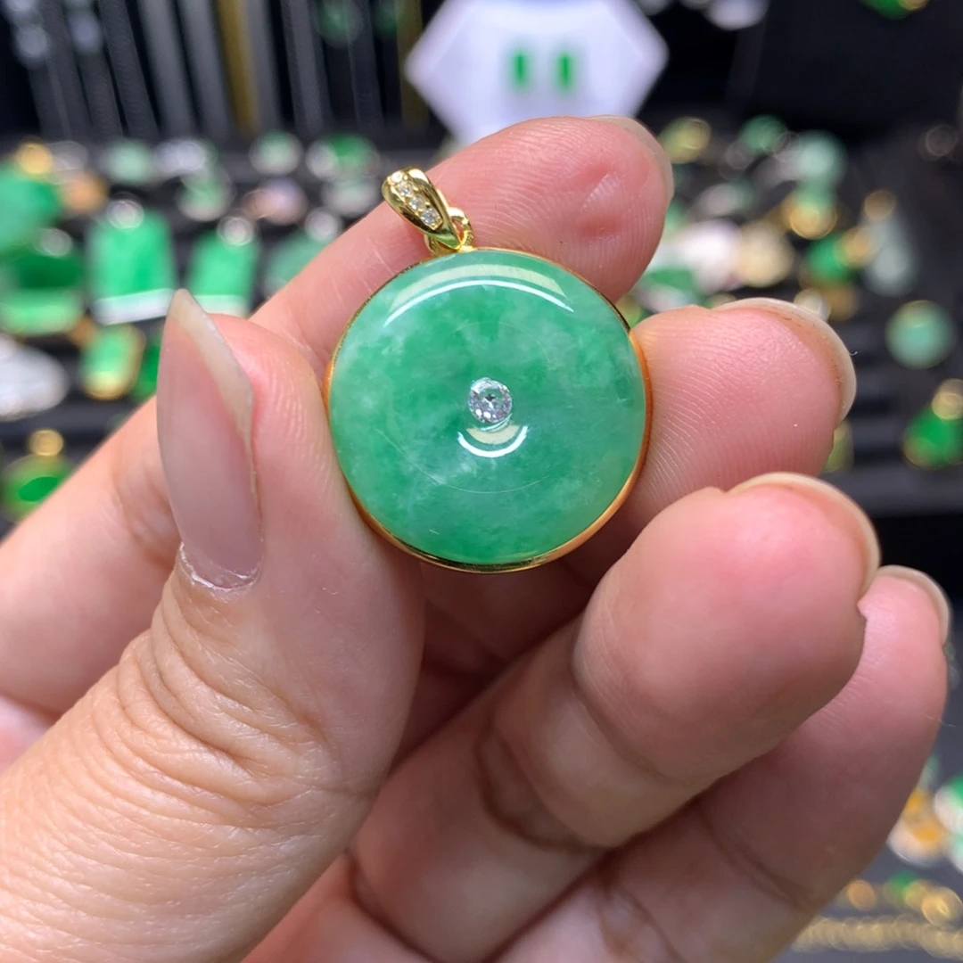 翡翠未镶嵌颈饰有纹