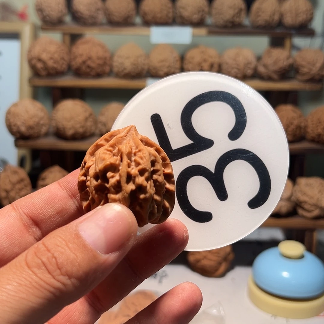 暴***果文玩核桃，白色35号