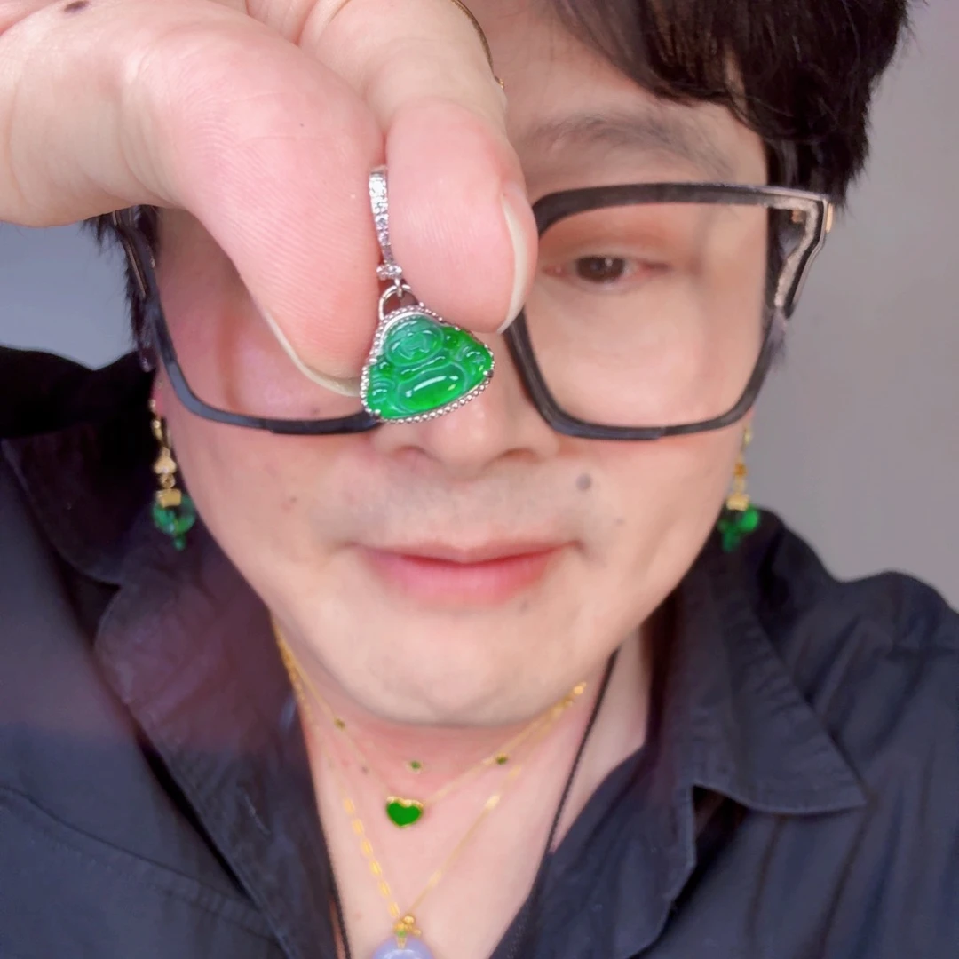 翡翠未镶嵌颈饰一件