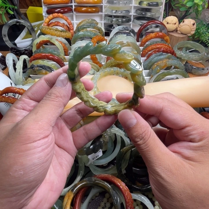 未镶嵌蛇纹石玉手镯绮**七