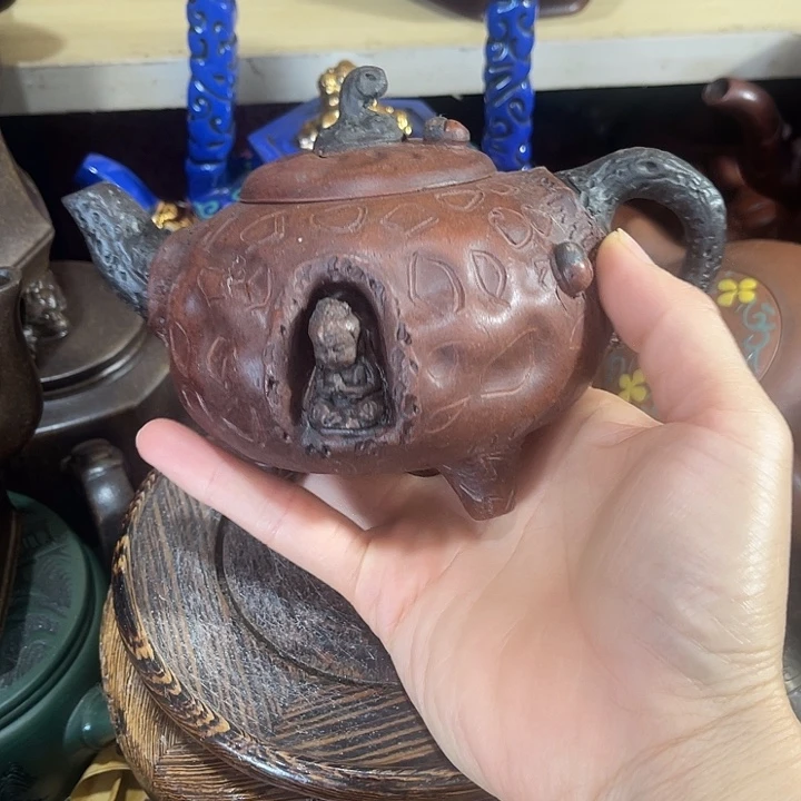 茶壶紫砂原矿泥料手工制作的一把紫砂壶。