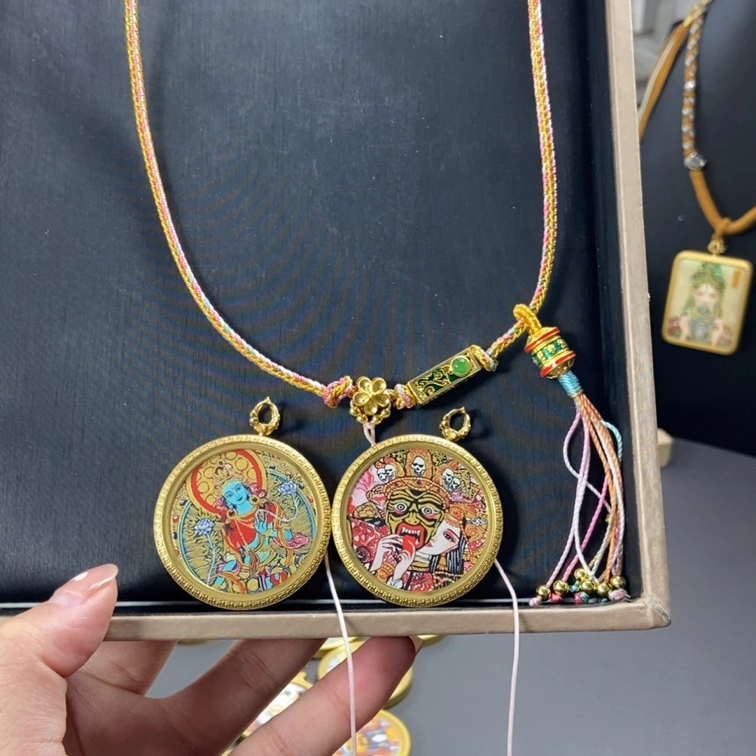 吊坠美丽的唐卡在这里结缘