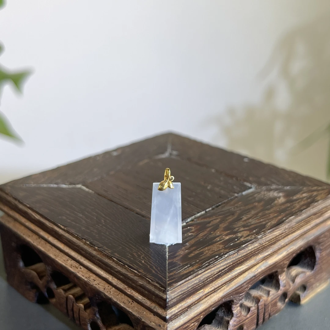 JGB22-010  天然缅甸A货翡翠  18K金扣无事牌