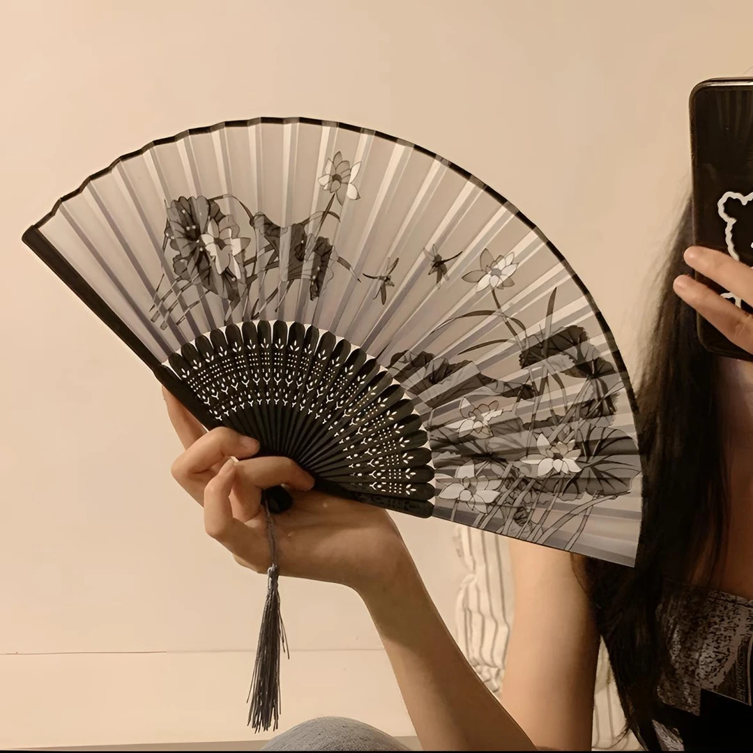 中国风折叠小扇子随身携带古风汉服马面裙舞蹈新中式夏天黑色竹扇