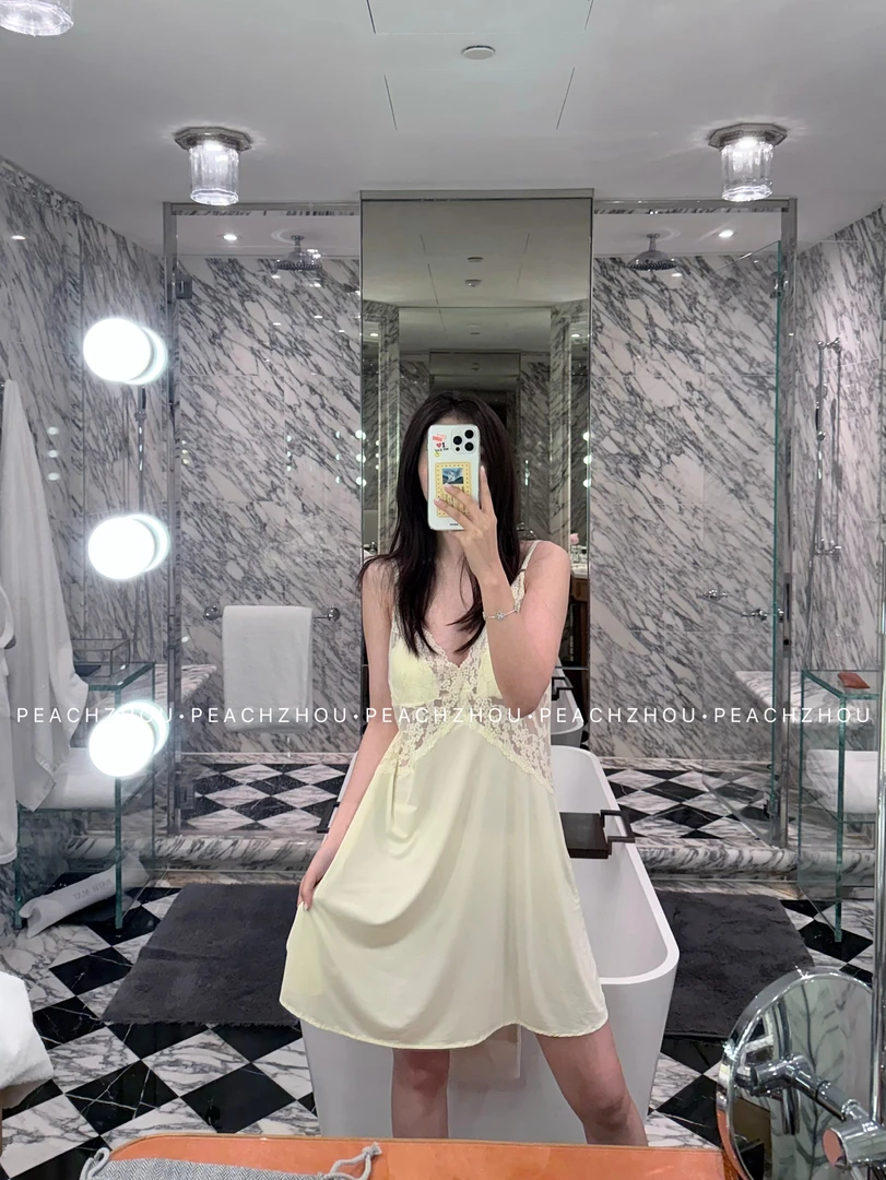 『PEACHZHOU』法式蕾丝镂空胸垫一体轻熟纯欲性感宽松V领吊带睡裙女