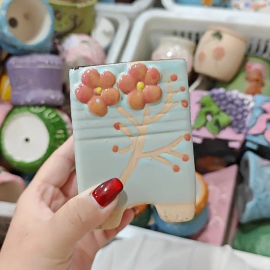 当场拍满15元发货不凑不发，花盆盆口不方不圆有针孔黑点是正常的，