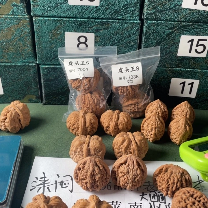 人***生文玩核桃把件文玩核桃红锦鲤