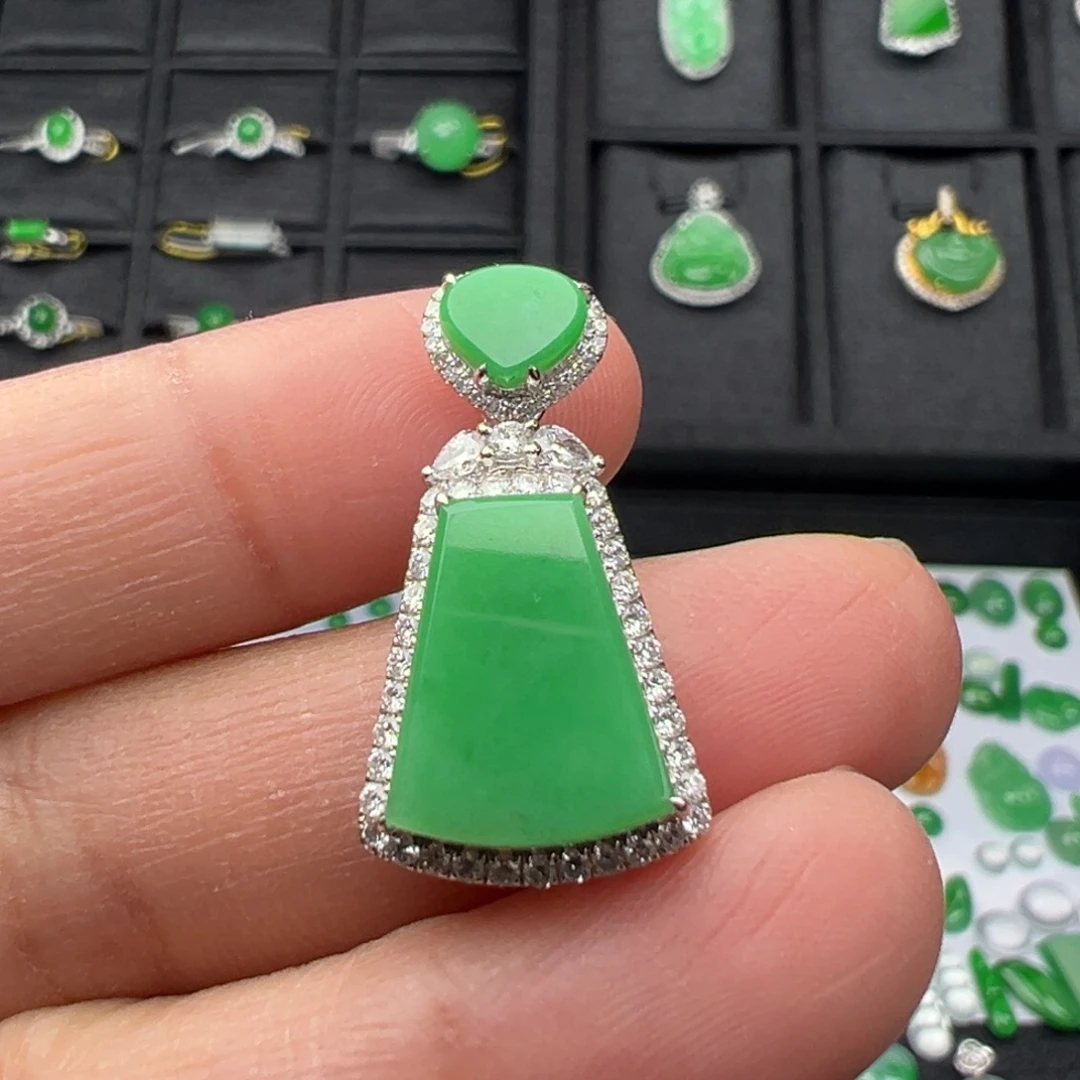 翡翠18K金镶嵌颈饰牌