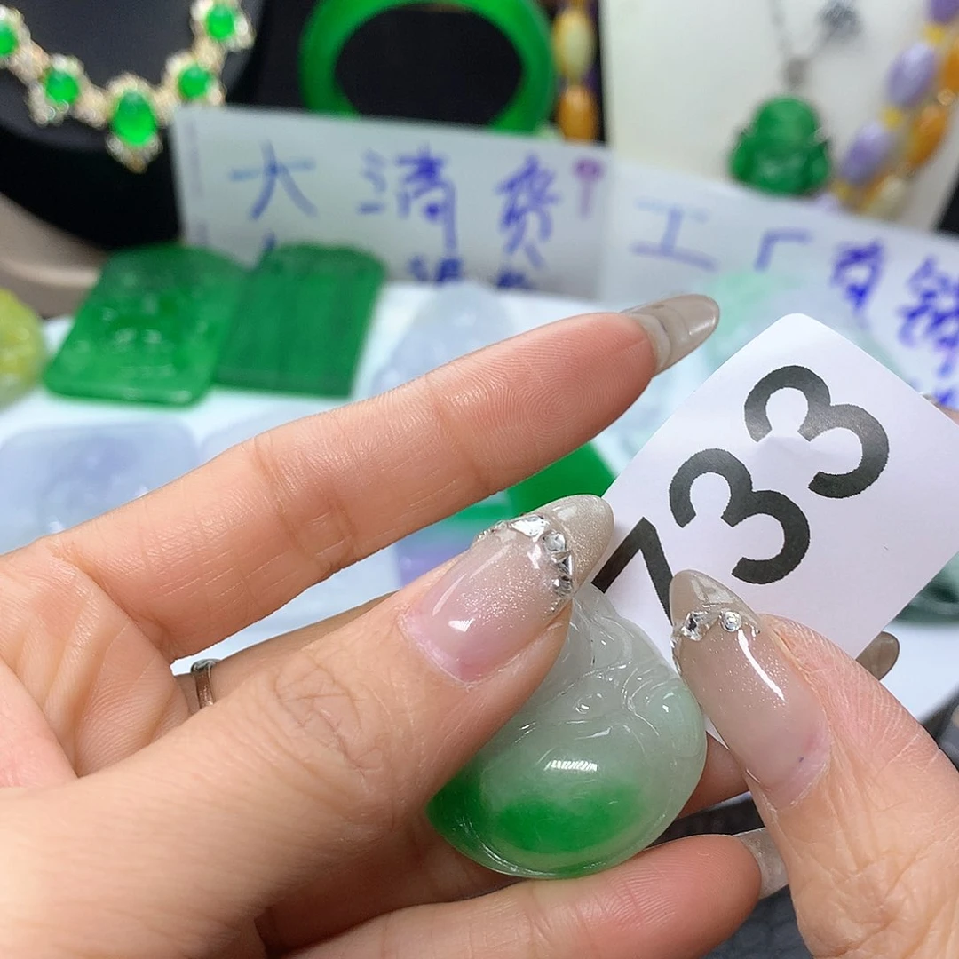 翡翠吊坠(赠链)未镶嵌