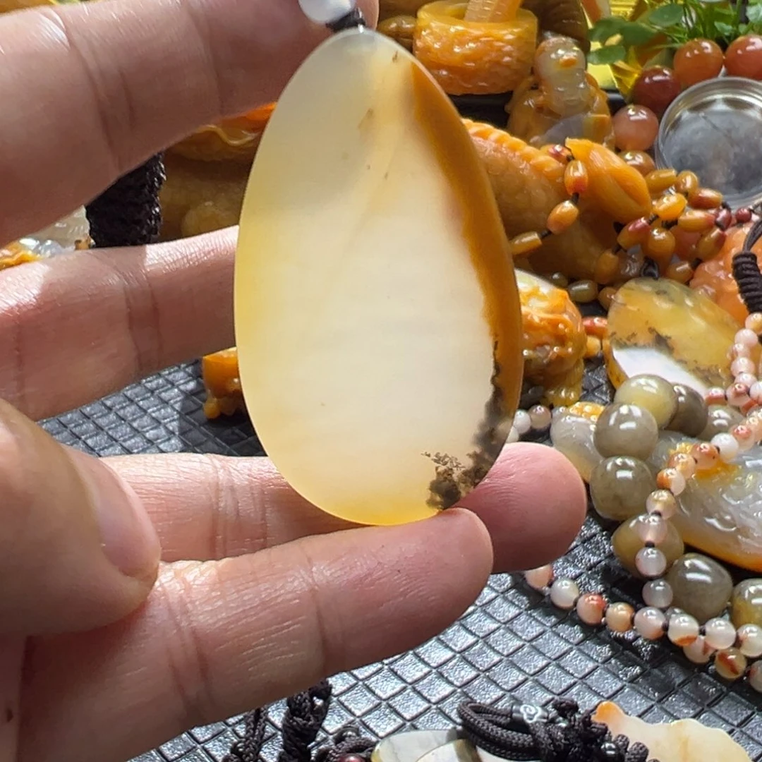 石英质玉未镶嵌颈饰