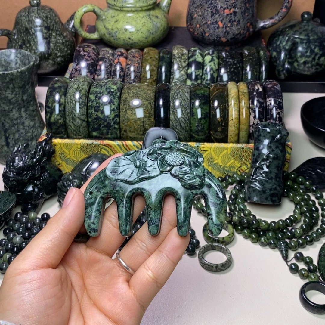 刘***平蛇纹石玉未镶嵌颈饰