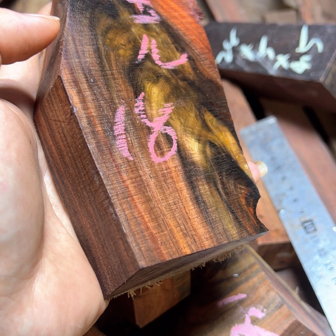 ****儿交趾黄檀（大红酸枝）