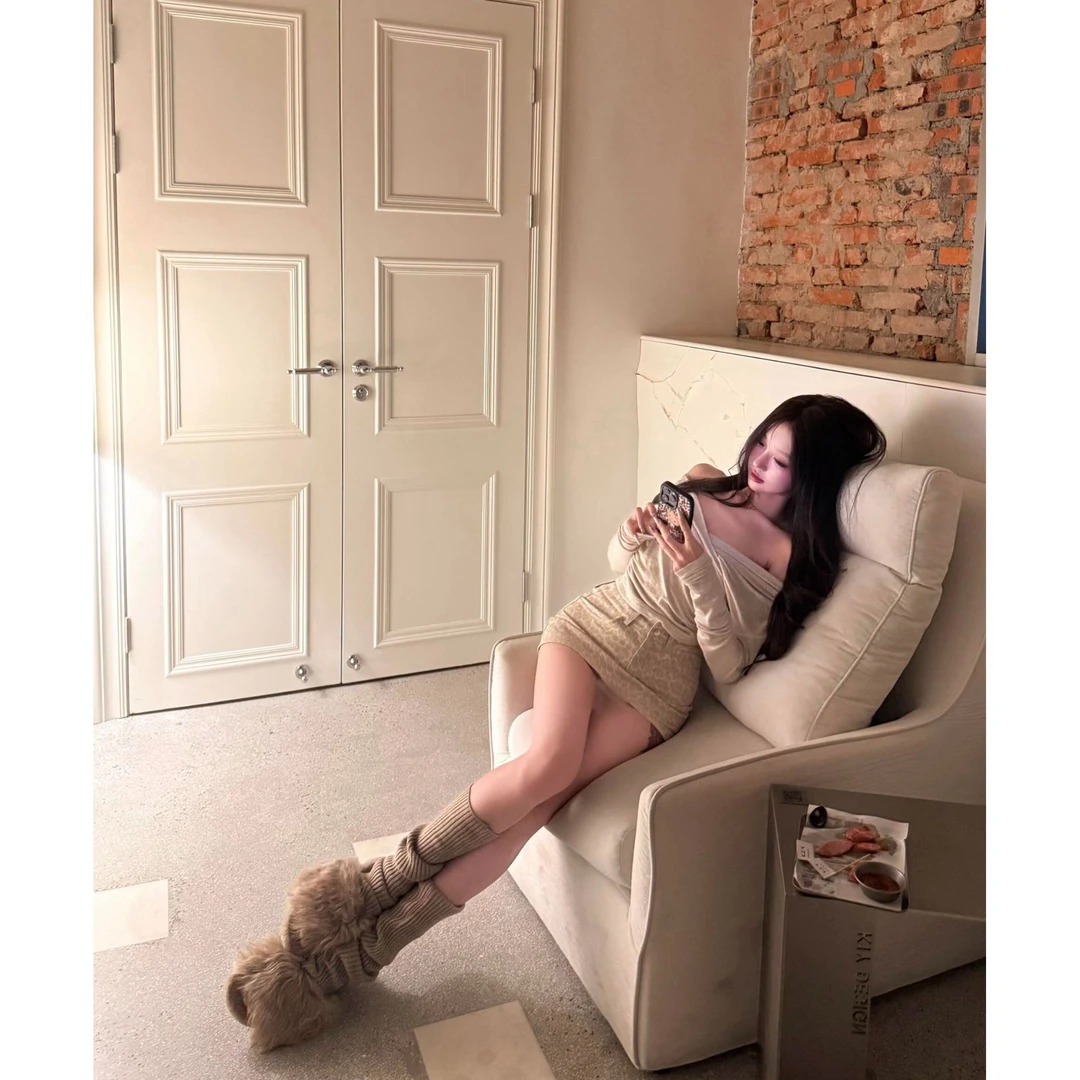 【氛围感拿捏】韩系气质女神2025秋季新款性感露肩上衣配短裙两件套