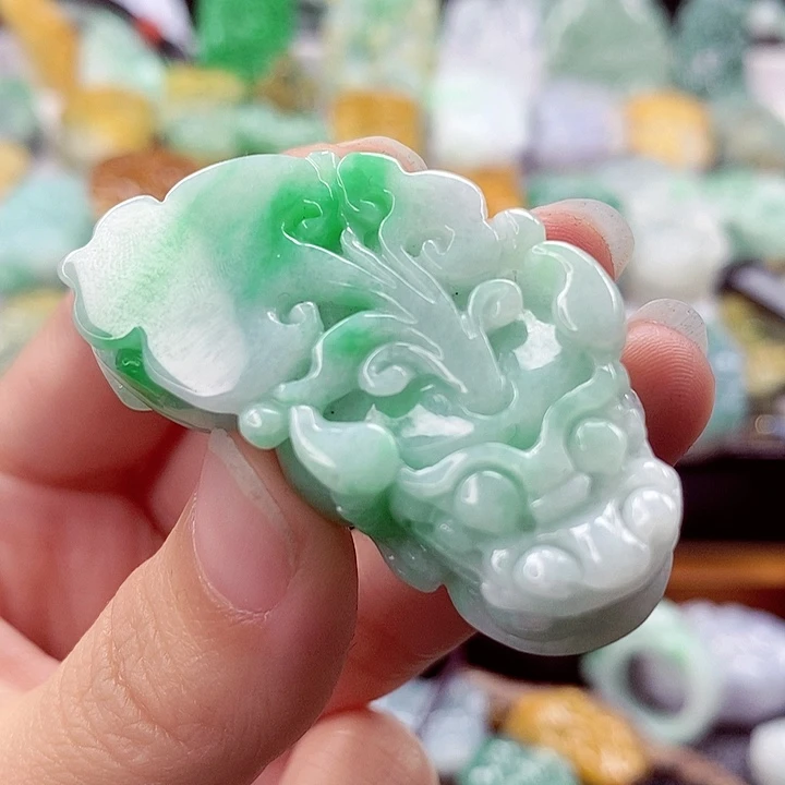 翡翠未镶嵌颈饰貔貅