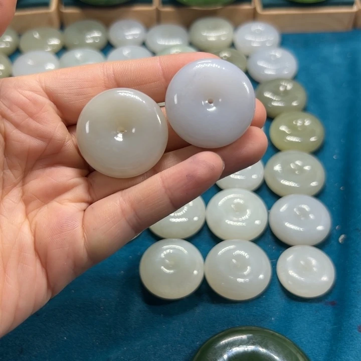 和田玉颈饰未镶嵌左**声平安扣