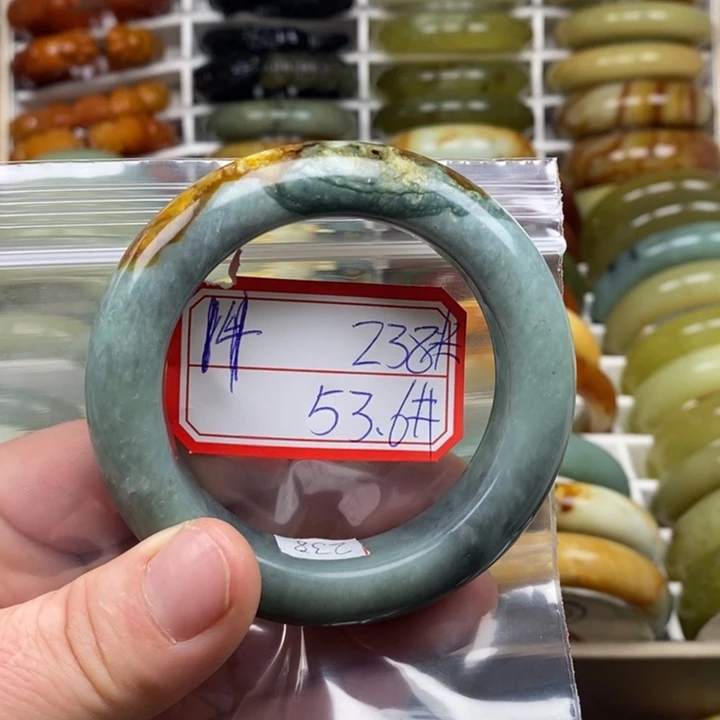 蛇纹石玉颈饰未镶嵌鱿***甜