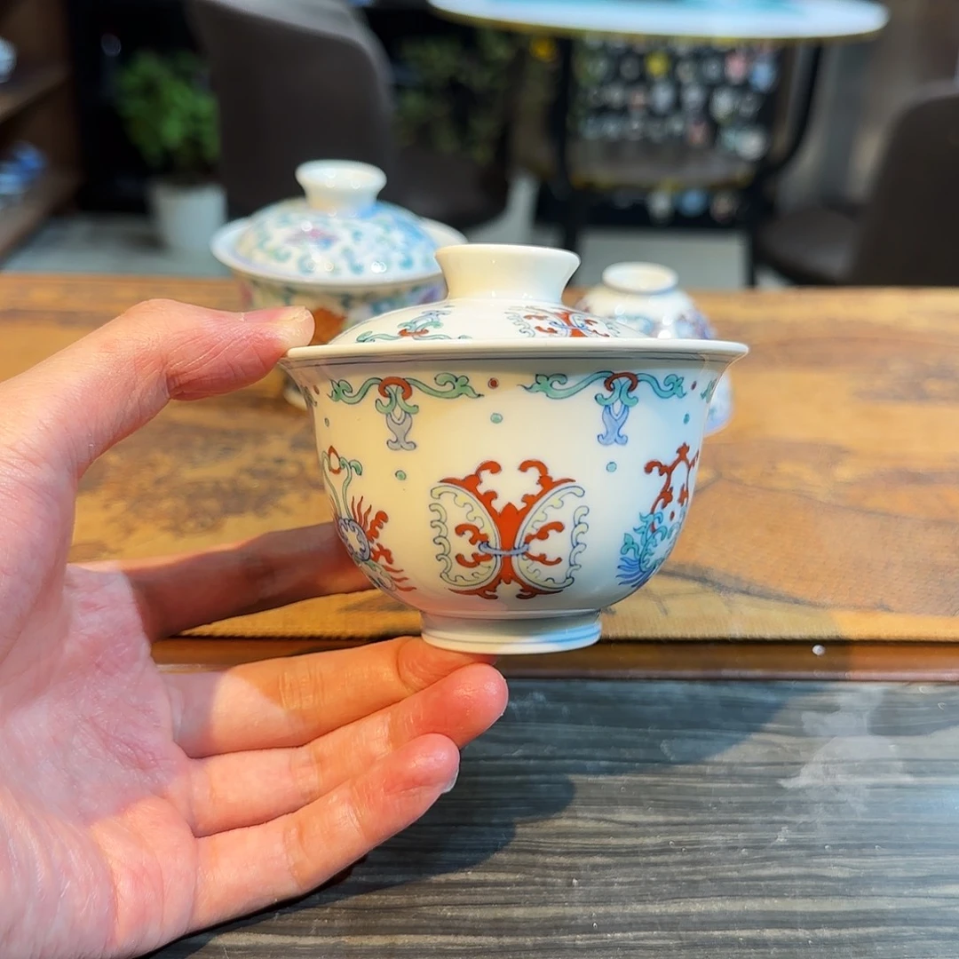 明逸堂手绘斗彩忍冬纹盖碗