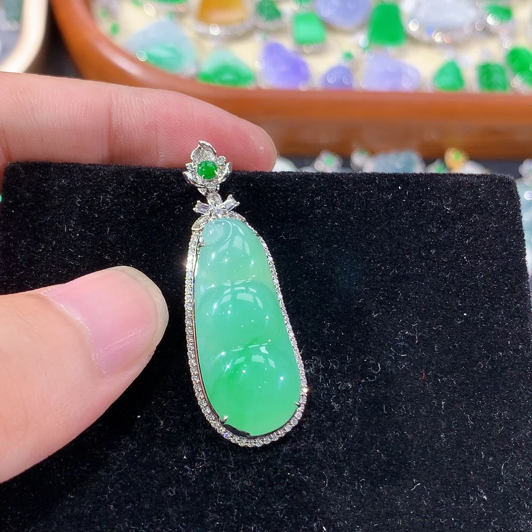 翡翠18K金镶嵌颈饰