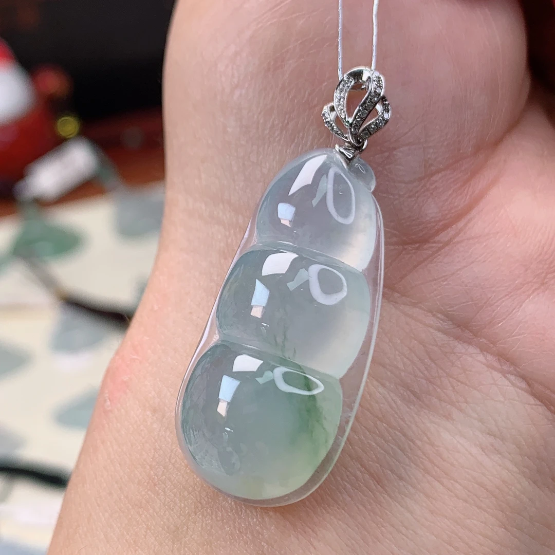 缅甸天然A货翡翠冰种飘绿超饱满福豆吊坠35×16.8×10.7mm